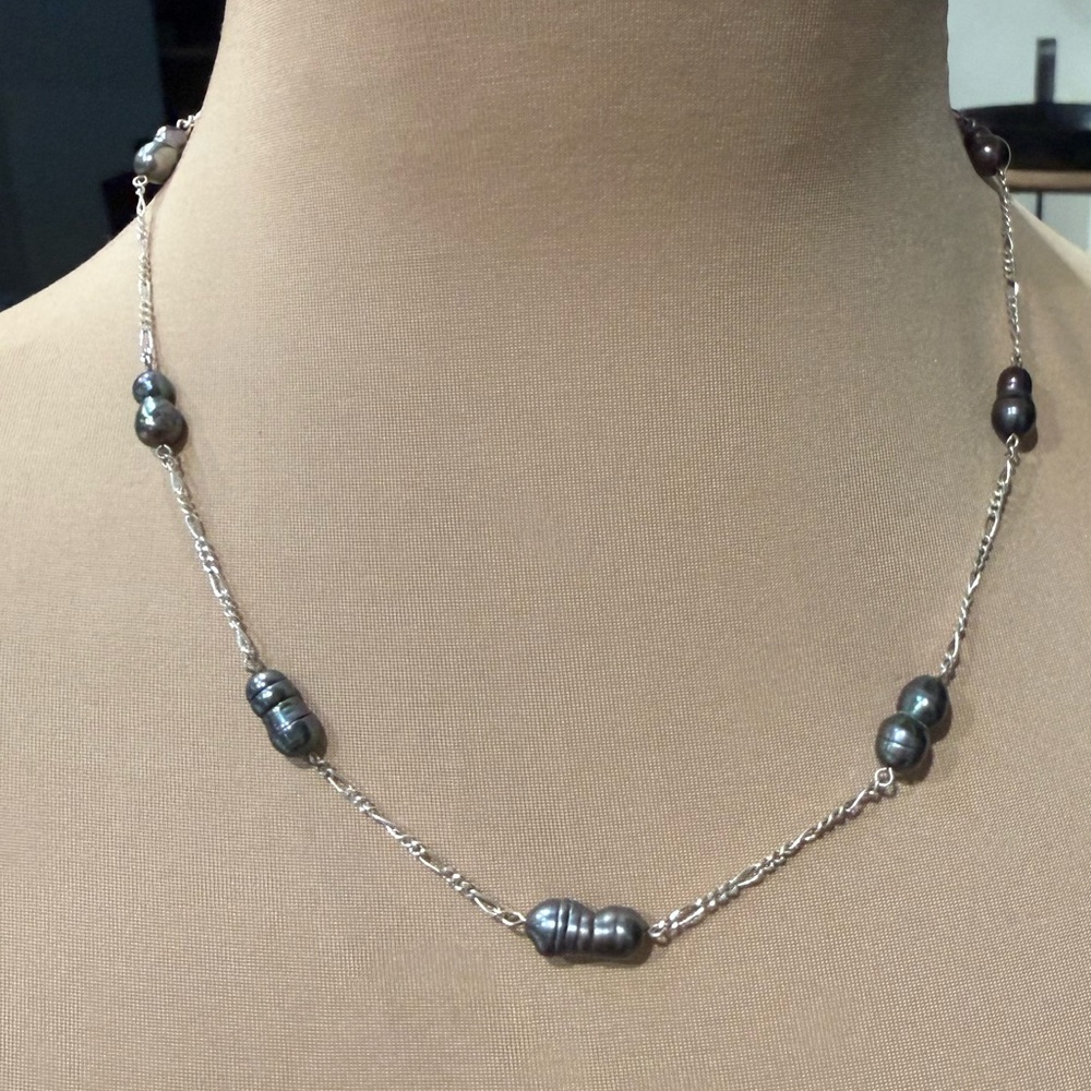 Sterling Silver Fígaro chain with grey/blue colored freshwater pearls approx 17”